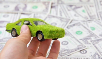 voiture verte simulant la voiture electrique avec des billets