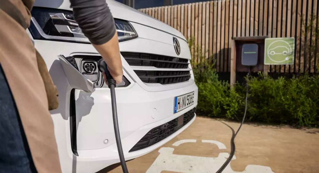 Volkswagen utilitaire qui charge