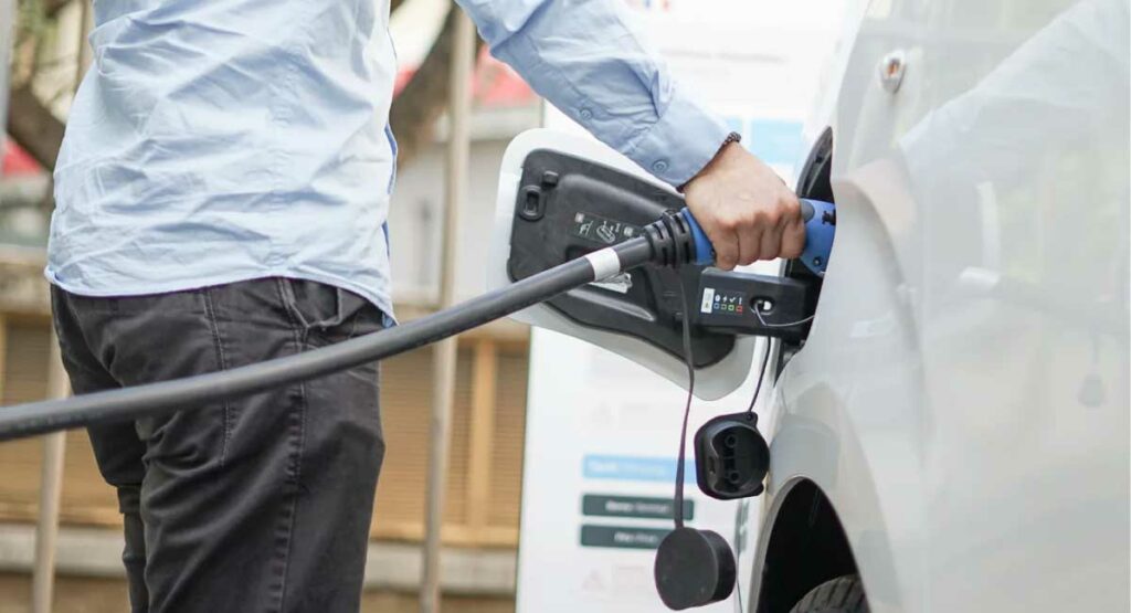 utilitaire électrique qui charge